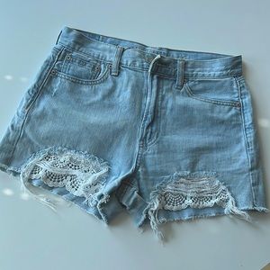 AMERICAN EAGLE - Ripped denim shorts with crochet lace detail